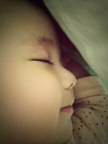 郭羨妮愛女紅衣萌照曝光 網友：最美星二代(組圖)