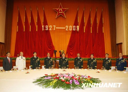 7月31日,中華人民共和國國防部在北京人民大會堂舉行盛大招待會,熱烈慶祝中國人民解放軍建軍82周年。新華社記者王建民攝