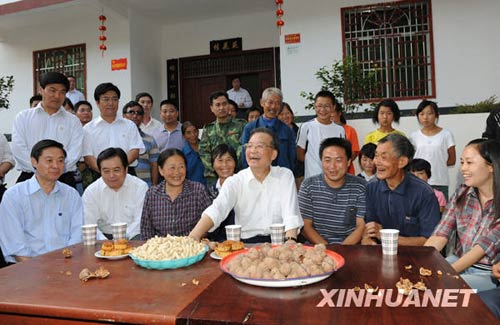 9月24日至26日,中共中央政治局常委、國務院總理溫家寶來到四川地震災區考察指導災后恢復重建工作,看望慰問廣大干部群眾。這是9月24日,溫家寶在青川縣涼水鎮涼華村災后村民新居院內向村民了解安居房建設情況。新華社記者黃敬文攝