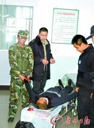 董佳繼被抓時自殺未遂，被抓后頭纏毛巾，送往醫院治療。 
