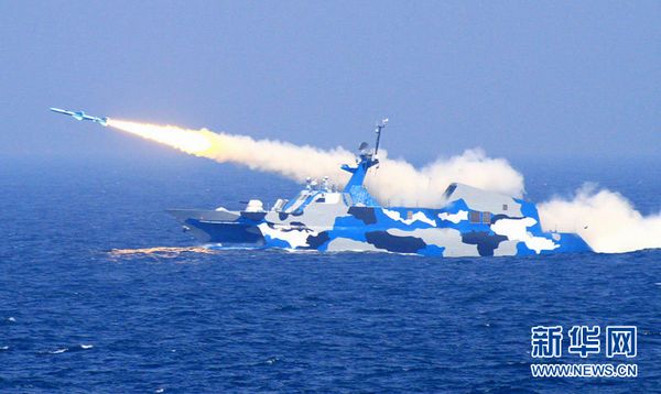 新型導彈艇在演練中對海上目標發射反艦導彈。