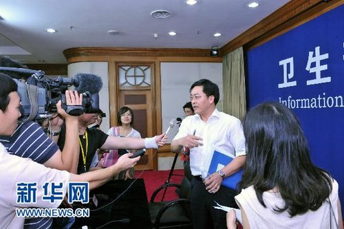 8月10日，衛生部新聞發言人鄧海華（右二）在回答記者的提問。新華社記者 何俊昌 攝