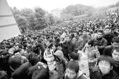 2009 年11月29日，在湖北武漢華中科技大學考點，考生們走進考場。當天，2010年度中央機關及其直屬機構公務員錄用考試公共科目筆試在全國31個考區的44個城市的800多個考點同步開考，有近百萬人參加考試。 王瀟瀟/CFP 