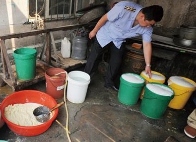 骯臟黑鹵水點出白豆腐 日產數百斤銷往飯館