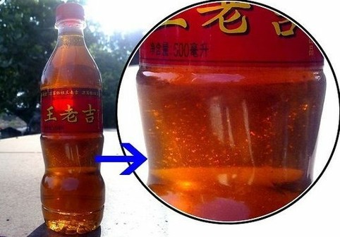 瓶裝王老吉驚現絮狀腐敗物