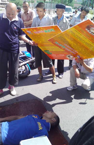 車禍現場發生感人一幕：大家齊心協力救助傷員 于永昭攝路人為傷員遮陽