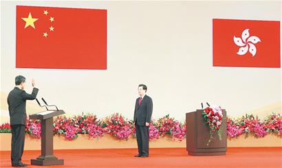香港特別行政區第四任行政長官梁振英宣誓就職，胡錦濤監誓。