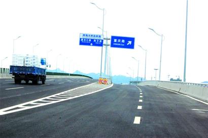 四流路跨線橋下月完工 北端接地南端有高壓線進程緩慢 四流路跨線橋下月完工 北端接地南端有高壓線進程緩慢