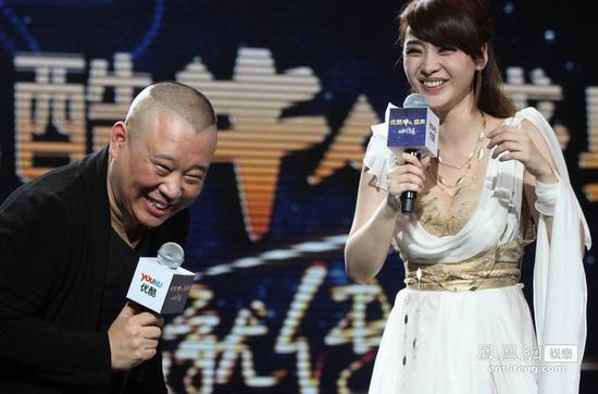 柳巖主持節目俯身秀豪乳 郭德綱不敢正眼看