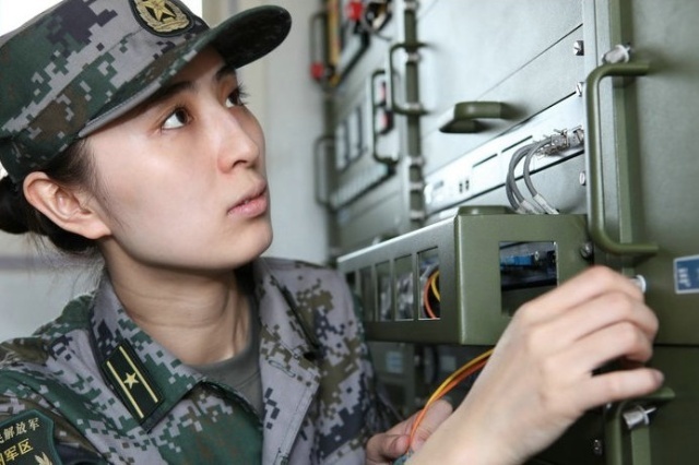 　2000年，82年出生的李聰娜考入國防科技大學計算機專業，實現從軍夢。畢業時，她放棄保研資格和到沿海科研單位工作的機會，主動申請到信息化人才缺乏的西北軍營，從事網絡安全工作。