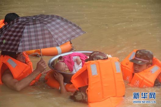 貴州銅仁暴雨 消防戰士用洗臉盆轉移嬰兒