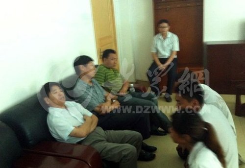 在壽光市人民醫(yī)院接待室，3名死者家屬向院方人員下跪，院方人員表情漠然。