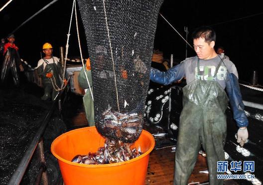 海南赴南沙漁船隊生活探秘：妻子開船丈夫捕魚