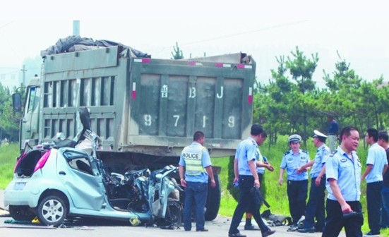 比亞迪追尾大貨散架 2人當場死亡1人系獨子 比亞迪追尾大貨散架 2人當場死亡1人系獨子