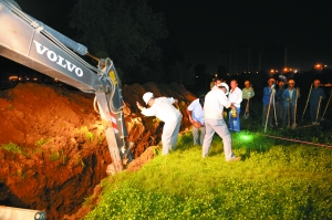 黃河蘭州段百米河堤垮塌 城市供水管道被沖毀 黃河蘭州段百米河堤垮塌 城市供水管道被沖毀
