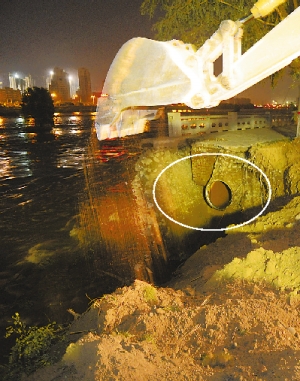 黃河蘭州段百米河堤垮塌 城市供水管道被沖毀 黃河蘭州段百米河堤垮塌 城市供水管道被沖毀