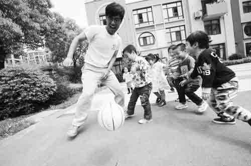 2012年5月3日，合肥，趙龍在跟孩子踢球