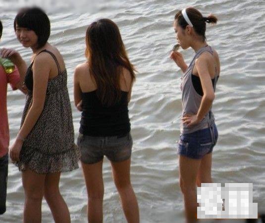 實拍一群初中女學生在長江邊換衣服
