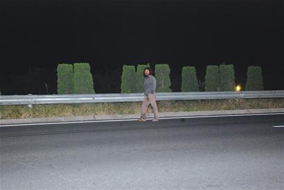 流浪漢躺高速綠化帶上 被警察發現后逆行欲逃走