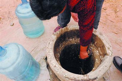青島大廟山神泉被傳能治百病 緊挨養雞場水不消毒