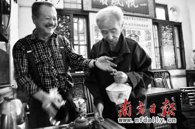 蔡松合(左)與司徒明老人。王樂 攝