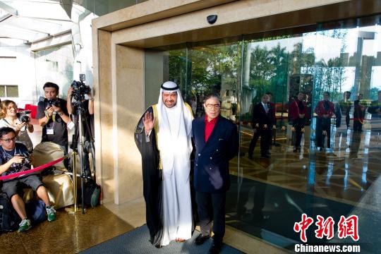 圖為亞奧理事會主席、科威特親王艾哈邁德?法赫德?薩巴赫在霍震霆陪同下抵達南沙大酒店。龍宇陽攝