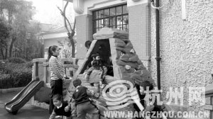 上海一所公辦幼兒園內，老師看護著孩子們做游戲。 見習記者 劉彥朋 攝