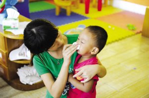 2012年9月3日，浙江一所幼兒園，老師幫孩子擦鼻涕。