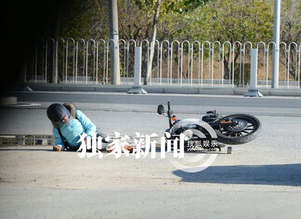 愛(ài)戴與神秘男騎機(jī)車狂飆出車禍 倒地不起電話求救