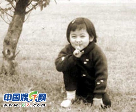 當(dāng)紅名嘴罕見童年萌照曝光 謝娜撒嬌賣萌歐弟天生性感厚唇