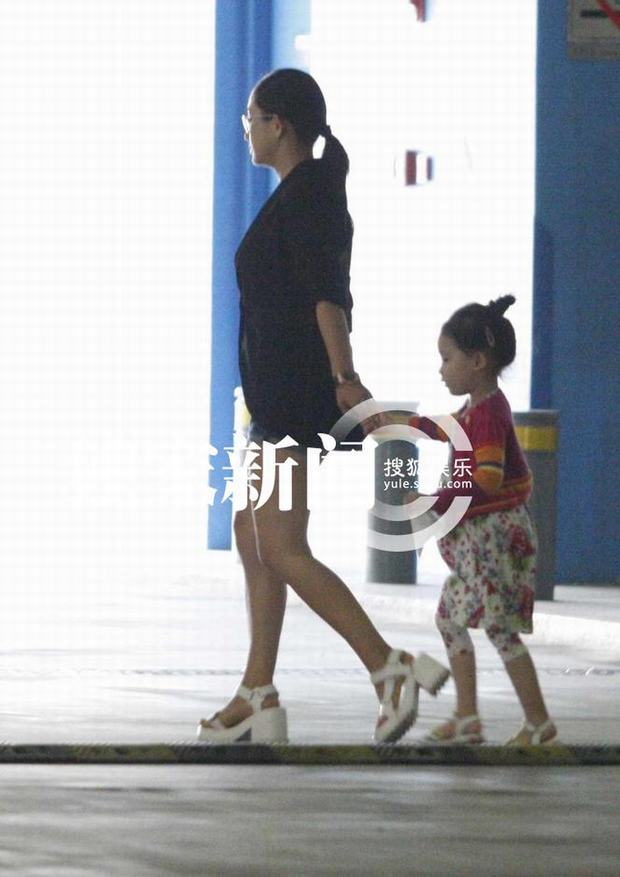 趙文卓攜妻帶女現身機場 妻子熱褲秀長腿女兒可愛近照曝光
