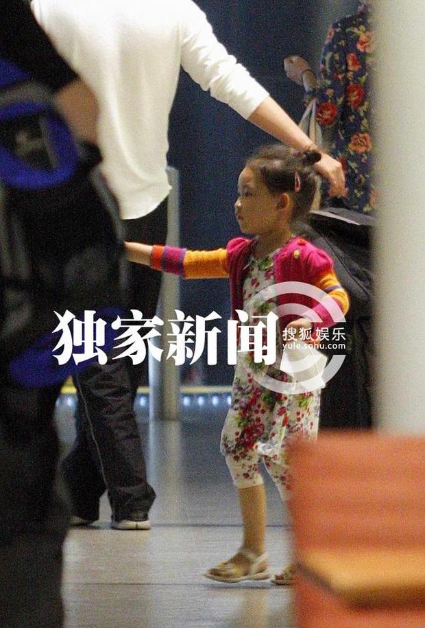 趙文卓攜妻帶女現身機場 妻子熱褲秀長腿女兒可愛近照曝光