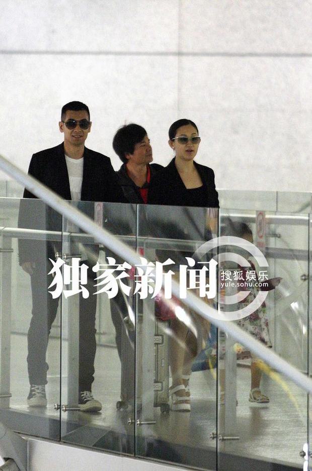 趙文卓攜妻帶女現身機場 妻子熱褲秀長腿女兒可愛近照曝光