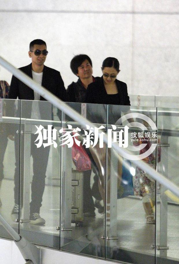 趙文卓攜妻帶女現身機場 妻子熱褲秀長腿女兒可愛近照曝光