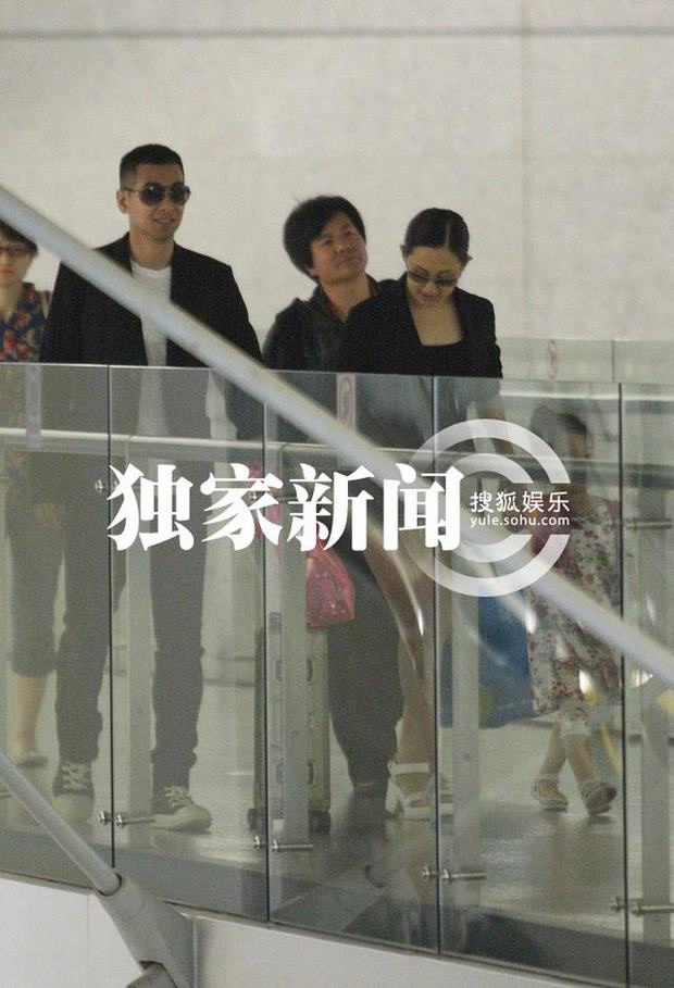 趙文卓攜妻帶女現(xiàn)身機(jī)場 妻子熱褲秀長腿女兒可愛近照曝光
