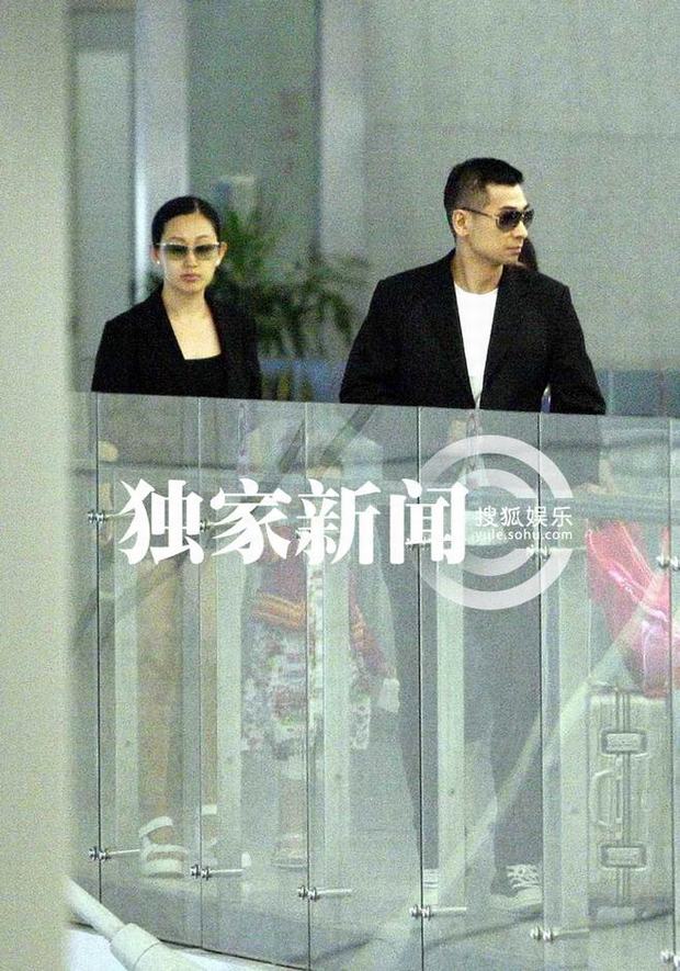 趙文卓攜妻帶女現身機場 妻子熱褲秀長腿女兒可愛近照曝光