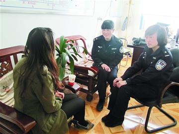 老男友劈腿時髦妙齡女買醉 躺大街吐白沫 老男友劈腿時髦妙齡女買醉 躺大街吐白沫
