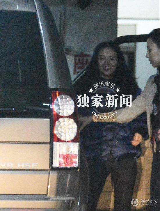 章子怡抵京撒貝寧接機 同回公寓秀恩愛