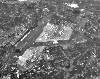 因?yàn)楫?dāng)?shù)剞r(nóng)民拒絕被拆遷，日本東京成田機(jī)場開港30多年還沒完工。圖中圓圈處為拒絕搬遷的釘子戶。