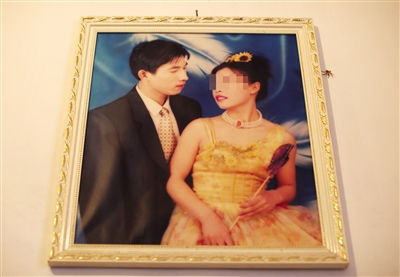 閔擁軍的結婚照。