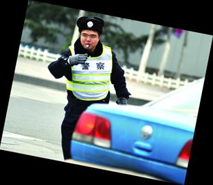 協警員薛海濤在山東路延吉路路口指揮交通的獨特模式引來粉絲贊嘆