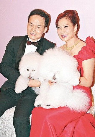 鄺美云與男友及兩只愛犬拍“全家福”。