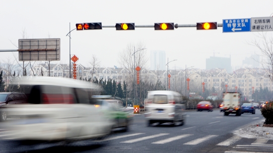 司機吐槽:信號燈都不規范 '被'闖黃燈算誰錯