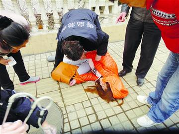 年輕女孩低血糖暈倒路邊 眾人施救幫其脫險