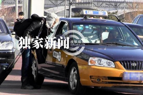 湯唯獨(dú)自回京無(wú)人接機(jī) 微笑回應(yīng)偷拍記者毫無(wú)星架