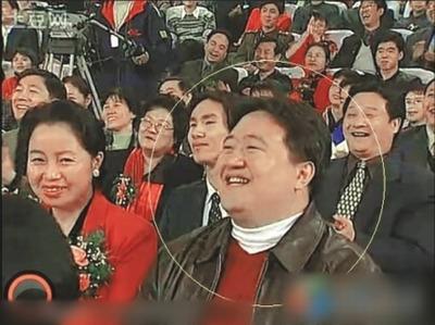 兔年春晚剛剛落幕，一則名為“盤踞春晚十余年，史上最牛春晚觀眾出爐”的帖子在網上流傳。從截圖中清晰可見，從2001年到2010年，“笑臉哥”每年如約出現在春晚現場，兔年春晚也不例外。