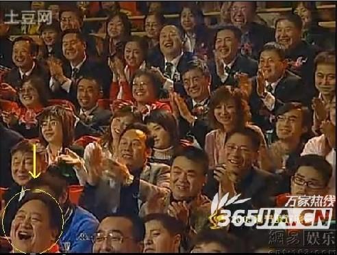 此外有媒體采訪到了這位“笑臉哥”，“笑臉哥”姓冉，現(xiàn)居北京，是搞藝術(shù)的，特別喜歡看春晚。談起自己受網(wǎng)友關(guān)注的原因，他說“可能是我這個(gè)人長得比較胖，喜歡穿顏色鮮艷的衣服。”