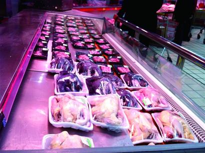 “速成雞”事件后多數市民不敢吃雞肉雞銷量大減養雞戶直喊冤