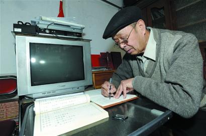  “裸捐老人”周寶存收到省文明辦的慰問金 呼吁市民多關心公益