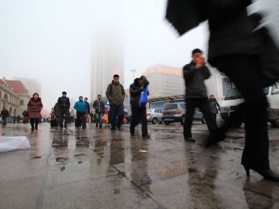 風雨無阻回家路 實拍青島春運表情